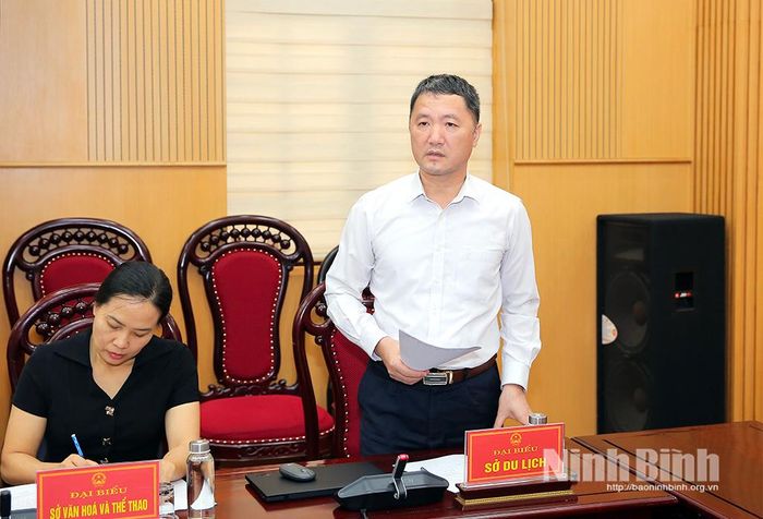 Đồng chí Bùi Văn Mạnh, Tỉnh ủy viên, Giám đốc Sở Du lịch phát biểu tại hội nghị.