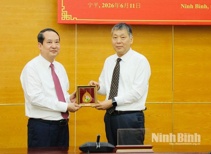 Đồng chí Mai Văn Tuất, Phó Bí thư Tỉnh ủy, Trưởng Đoàn đại biểu Quốc hội tỉnh trao quà lưu niệm cho đồng chí Đổng Chấn Hoa, Trưởng Ban Nghiên cứu và giảng dạy Chủ nghĩa xã hội khoa học, Trường Đảng Trung ương Đảng Cộng sản Trung Quốc.