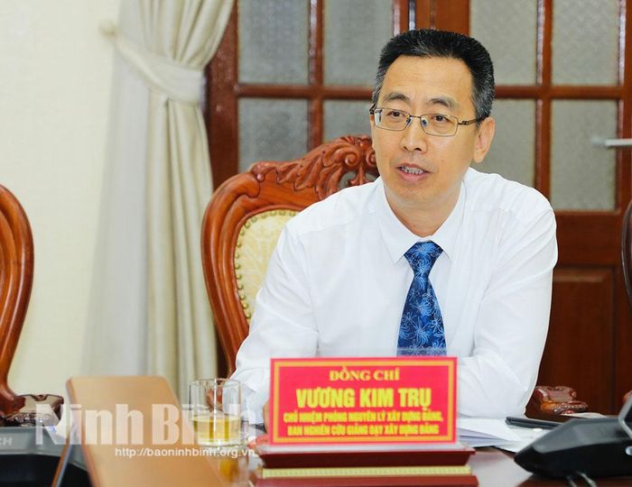 Đồng chí Vương Kim Trụ, Chủ nhiệm Phòng Nguyên lý xây dựng đảng, Ban Nghiên cứu giảng dạy xây dựng Đảng phát biểu tại Tọa đàm.