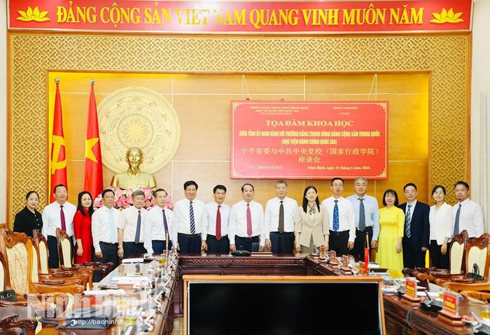 Các đại biểu chụp ảnh lưu niệm.