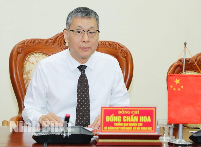 Đồng chí Đổng Chấn Hoa, Trưởng Ban Nghiên cứu và giảng dạy Chủ nghĩa xã hội khoa học, Trường Đảng Trung ương Đảng Cộng sản Trung Quốc phát biểu kết luận Tọa đàm.