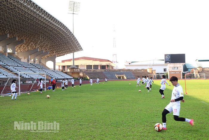 Một buổi tập của đội bóng đá nữ Phong Phú Hà Nam.