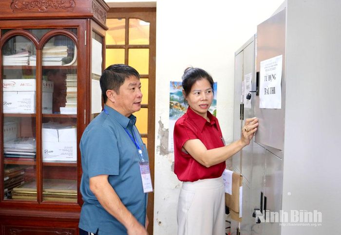 Đoàn kiểm tra kỳ thi tốt nghiệp THPT tỉnh kiểm tra điều kiện phòng để đề thi, bài thi tại điểm thi Trường THPT Ngô Quyền. Ảnh: Khánh Dũng