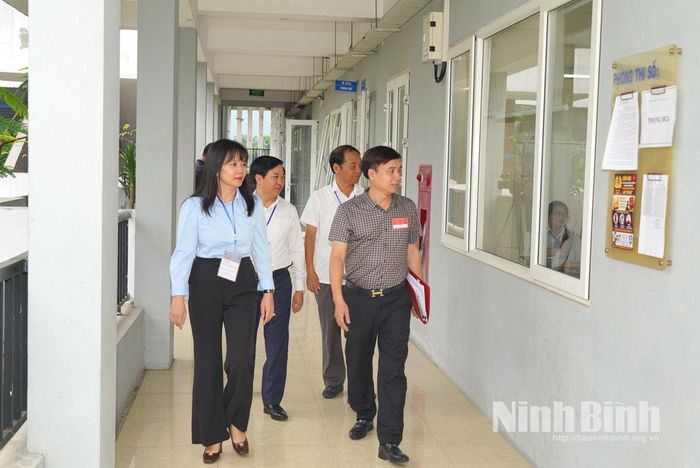 Đoàn kiểm tra tại điểm thi Trường THPT chuyên Lương Văn Tụy. Ảnh: Diệu Linh