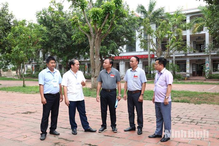 Đồng chí Đinh Văn Khâm, Phó Giám đốc Sở Giáo dục và Đào tạo kiểm tra công tác coi thi tại điểm thi Trường THPT Yên Khánh A. Ảnh: Minh Quang