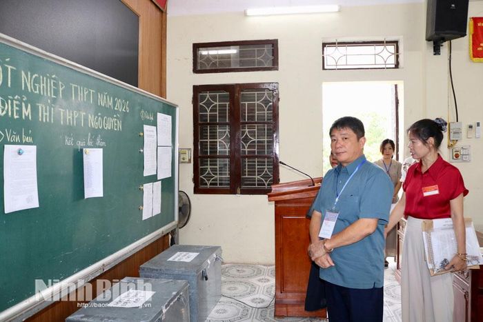 Đoàn kiểm tra nghe báo cáo công tác chuẩn bị thi tốt nghiệp THPT tại điểm thi Trường THPT Ngô Quyền. Ảnh: Khánh Dũng