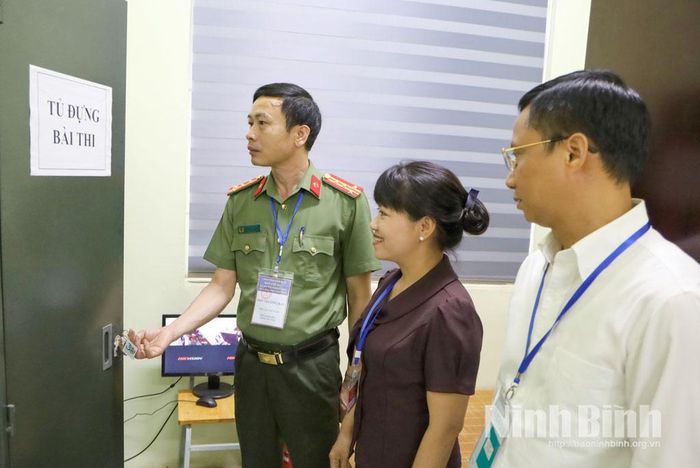 Đại tá Lê Văn Tuấn, Phó Giám đốc Công an tỉnh kiểm tra công tác bảo mật đề thi tại điểm thi Trường THPT B Phủ Lý. Ảnh: Nguyễn Oanh