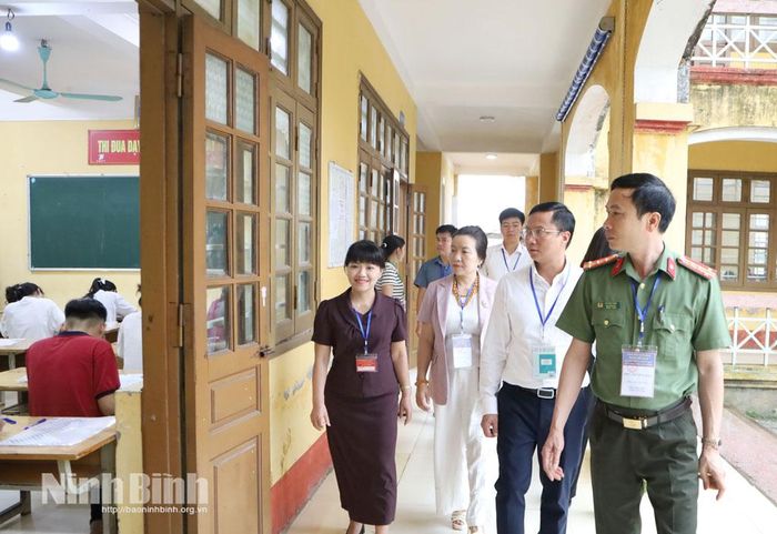Đại tá Lê Văn Tuấn, Phó Giám đốc Công an tỉnh kiểm tra công tác coi thi tại điểm thi Trường THPT B Phủ Lý. Ảnh: Nguyễn Oanh