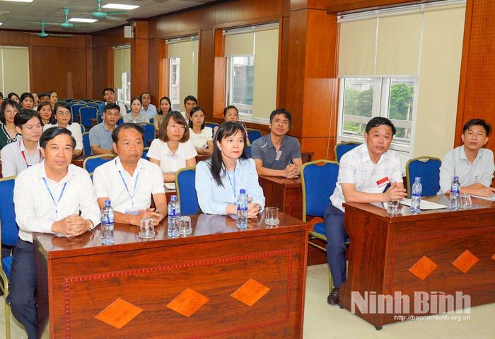 Đoàn kiểm tra dự buổi quán triệt quy chế thi, triển khai nhiệm vụ cho cán bộ coi thi trước giờ thi môn Ngữ Văn tại điểm thi Trường THPT chuyên Lương Văn Tụy. Ảnh: Diệu Linh