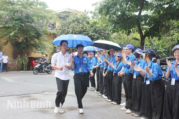 Lực lượng thanh niên tình nguyện Trường Đại học Kinh tế Kỹ thuật Công nghiệp (Cơ sở Ninh Bình) hỗ trợ thí sinh thi môn Toán Kỳ thi tốt nghiệp THPT năm 2026 tại điểm thi Trường THPT B Nguyễn Huệ (phường Nam Định).