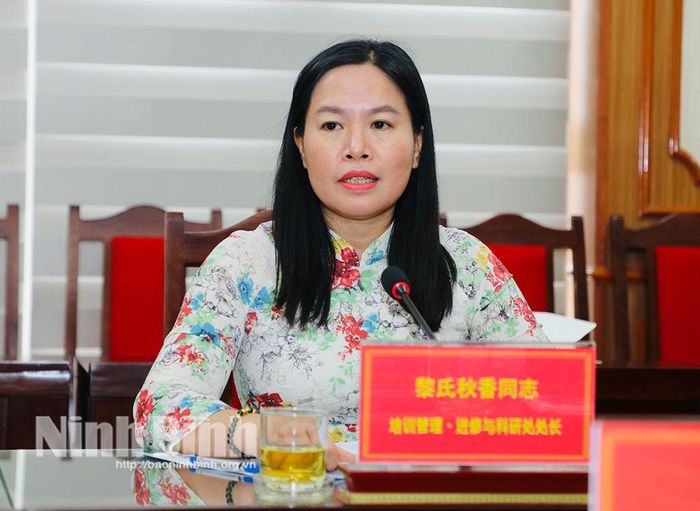 Đồng chí Lê Thị Thu Hường, Trưởng phòng Quản lý đào tạo, bồi dưỡng và nghiên cứu khoa học, Trường Chính trị tỉnh phát biểu tại hội nghị.