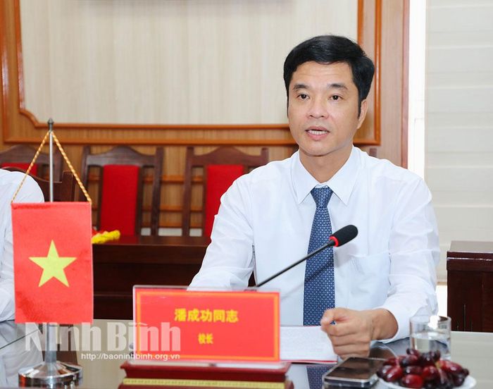 Đồng chí Phan Thành Công, Tỉnh ủy viên, Hiệu trưởng Trường Chính trị tỉnh phát biểu tại hội nghị.