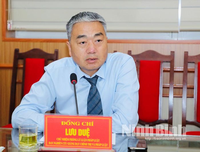 Đồng chí Lưu Duệ, Chủ nhiệm Phòng Lý luận pháp luật, Ban Nghiên cứu giảng dạy Chính trị và Pháp luật phát biểu tại hội nghị.