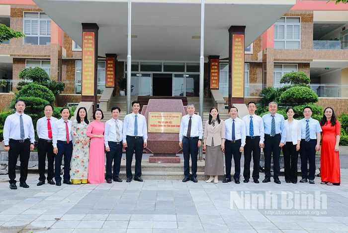 Các đại biểu chụp ảnh lưu niệm.