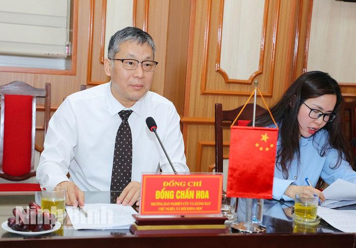 Đồng chí Đổng Chấn Hoa, Trưởng Ban Nghiên cứu và giảng dạy Chủ nghĩa xã hội khoa học, Trường Đảng Trung ương Đảng Cộng sản Trung Quốc phát biểu trao đổi tại hội nghị.