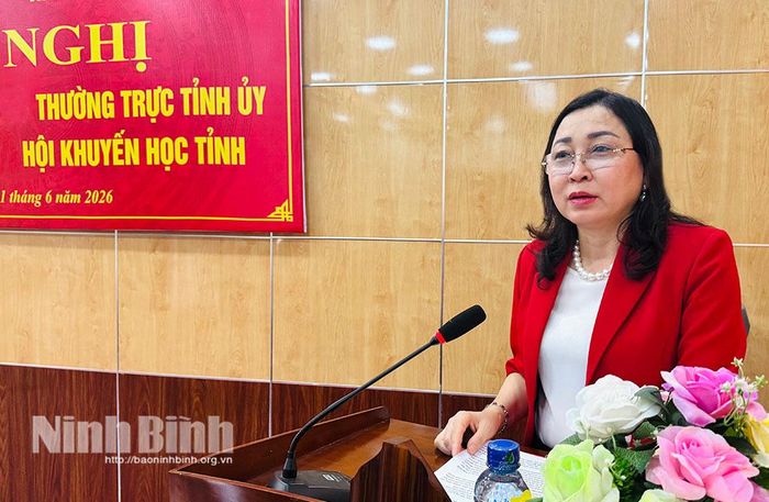 Đồng chí Đinh Thị Lụa, Phó Bí thư Tỉnh ủy, Chủ tịch Ủy ban MTTQ Việt Nam tỉnh phát biểu tại hội nghị.