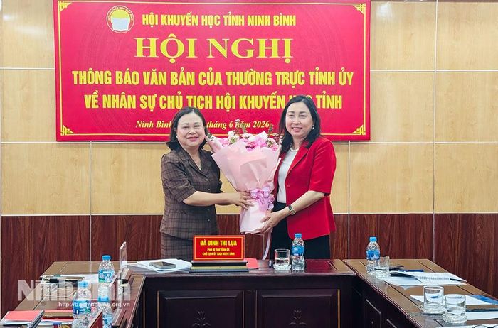 Đồng chí Đinh Thị Lụa, Phó Bí thư Tỉnh ủy, Chủ tịch Ủy ban MTTQ Việt Nam tỉnh tặng hoa chúc mừng đồng chí Lê Thị Thanh Hà, Chủ tịch Hội Khuyến học tỉnh.