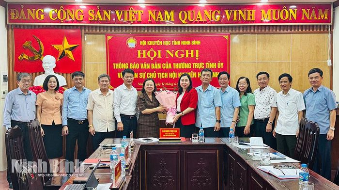Đồng chí Đinh Thị Lụa, Phó Bí thư Tỉnh ủy, Chủ tịch Ủy ban MTTQ Việt Nam tỉnh và các đại biểu tặng hoa chúc mừng đồng chí Lê Thị Thanh Hà, Chủ tịch Hội Khuyến học tỉnh.