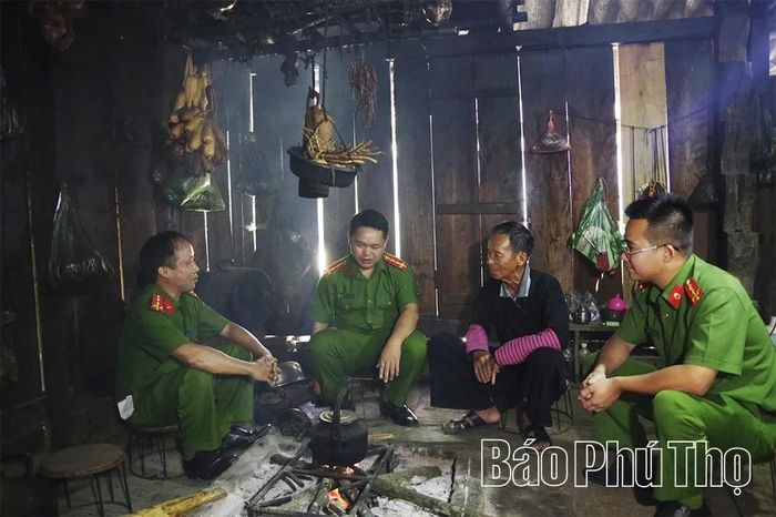 Già Dếnh trò chuyện, cung cấp thông tin về tình hình an ninh trật tự trên địa bàn với lực lượng chức năng.