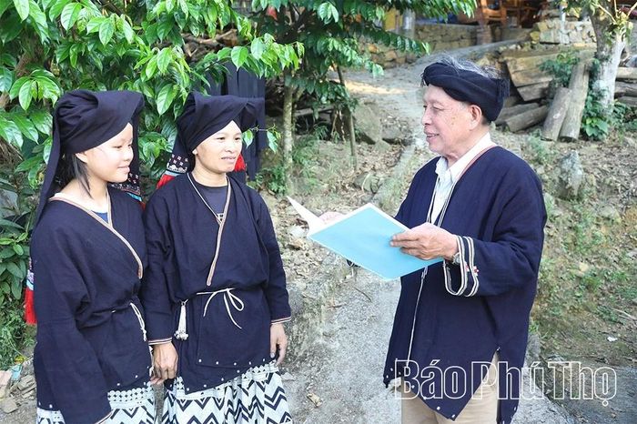 Người có uy tín xã Cao Sơn Lý Văn Hềnh tuyên truyền, nâng cao nhận thức cho đồng bào dân tộc thiểu số trước các thông tin xấu độc.