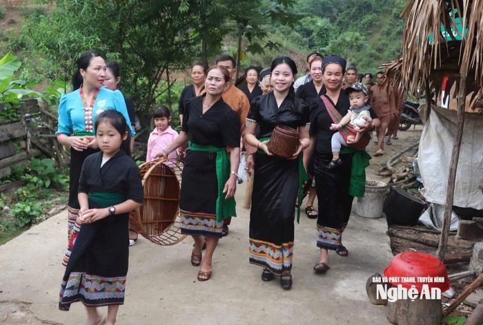 Tác giả (góc phải) cùng đồng bào Ơ Đu mang dụng cụ ra suối để gột rửa cái xui trong Lễ đón tiếng sấm đầu năm mới vừa tổ chức. Ảnh: M.H