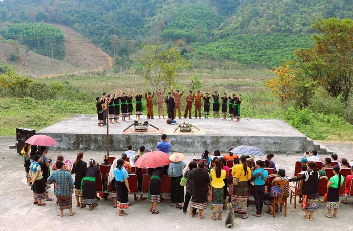 Người Ơ Đu trong ngày Lễ đón tiếng sấm. Ảnh: T.H