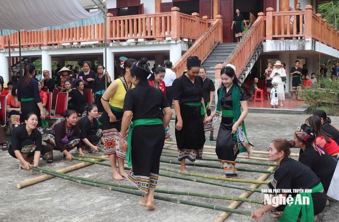 Cùng bà con Ơ Đu ở bản Văng Môn trong Lễ đón tiếng sấm và cũng là dịp kỷ niệm 20 năm thành lập bản. Ảnh: M.H
