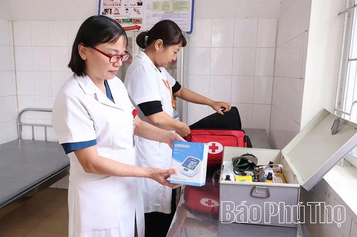 Cán bộ Trạm y tế xã Hy Cương kiểm tra vật tư, thiết bị y tế phục vụ chăm sóc sức khỏe cho người dân.