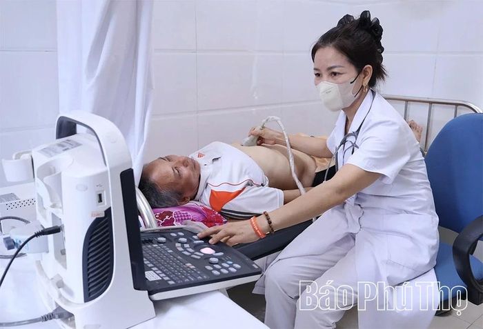 Bác sĩ Trạm y tế xã Phùng Nguyên kiểm tra sức khỏe cho người dân thông qua thiết bị siêu âm chẩn đoán hình ảnh.