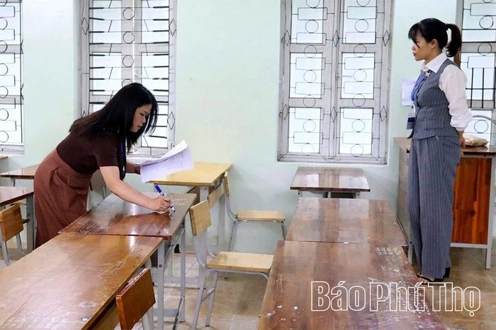 Bên trong phòng thi, các giám thị thực hiện nhiệm vụ.