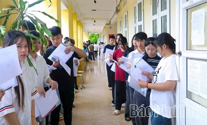 Thí sinh xếp hàng trước phòng thi, sự hồi hộp thể hiện rõ trên những gương mặt.