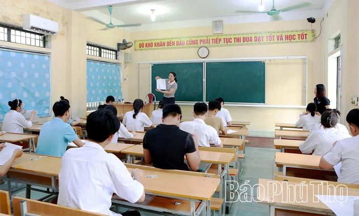 Những quy định, hướng dẫn... được phổ biến thêm một lần nữa, cũng là lời dặn dò ân cần để tránh những sai sót không đáng có, góp phần giúp thi sinh tự tin thực hiện bài thi của mình.