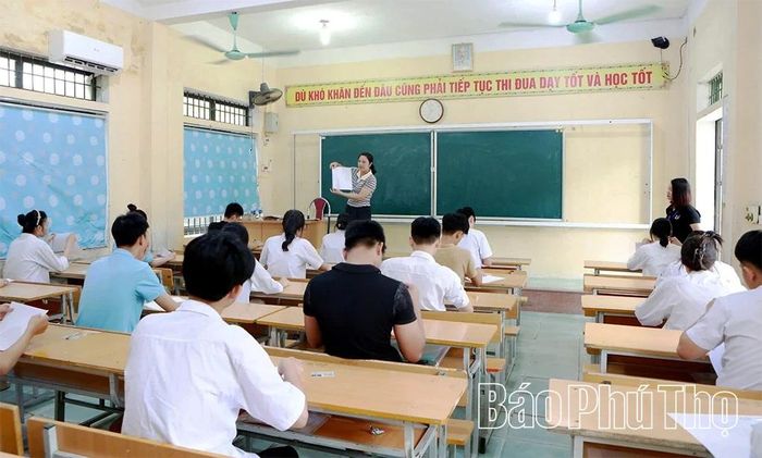 Những quy định, hướng dẫn... được phổ biến thêm một lần nữa, cũng là lời dặn dò ân cần để tránh những sai sót không đáng có, góp phần giúp thi sinh tự tin thực hiện bài thi của mình.