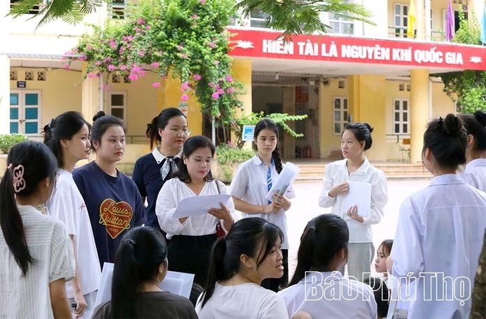 Các thí sinh tập trung tại khu vực chờ.