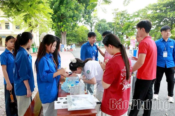 Lực lượng thanh niên tình nguyện hỗ trợ, tiếp thêm sự tự tin giúp các sĩ tử “vượt vũ môn”.