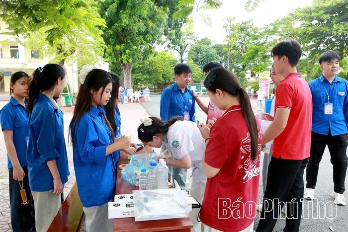 Lực lượng thanh niên tình nguyện hỗ trợ, tiếp thêm sự tự tin giúp các sĩ tử “vượt vũ môn”.