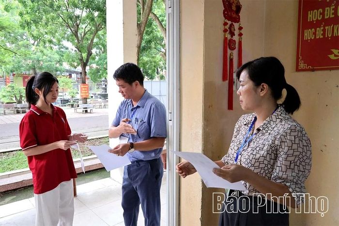 Cán bộ coi thi thực hiện nghiêm túc quy trình đối chiếu, rà soát thông tin cá nhân của thí sinh trước khi cho phép vào phòng thi.