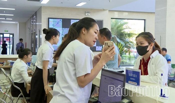 Chỉ cần dùng điện thoại thông minh truy cập ứng dụng VNeID, người dân có thể dễ dàng đăng ký khám, chữa bệnh.