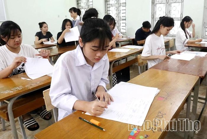 Các thí sinh điền thông tin vào giấy thi