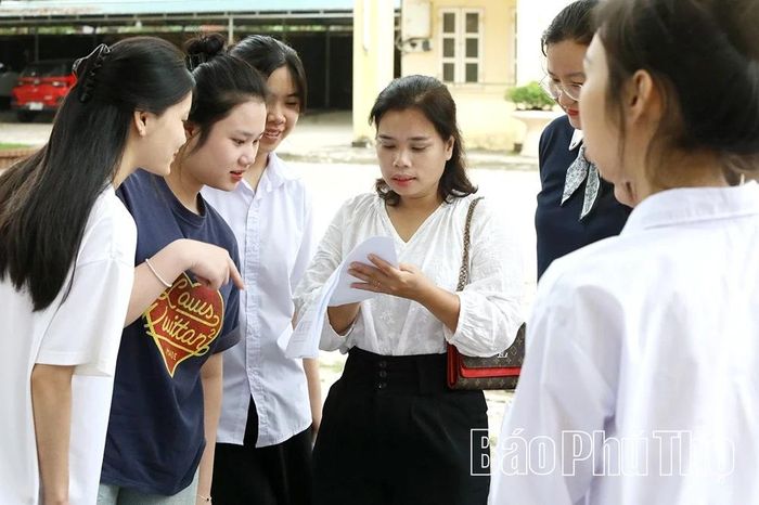 Các em học sinh và giáo viên chai sẻ thông tin sau buổi thi.