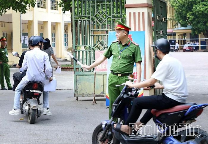 Lực lượng Công an thực hiện nhiệm vụ bảo đảm an toàn trật tự tại điểm thi Trường THPT Ngô Quyền