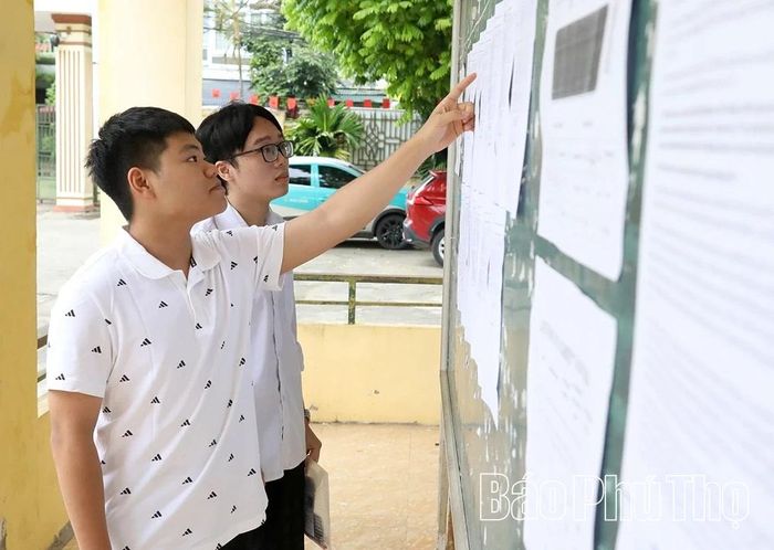 Thí sinh xem danh sách, đối chiếu thông tin và số báo danh tại bảng thông tin điểm thi Trường THPT Ngô Quyền trước khi bước vào phòng thi.