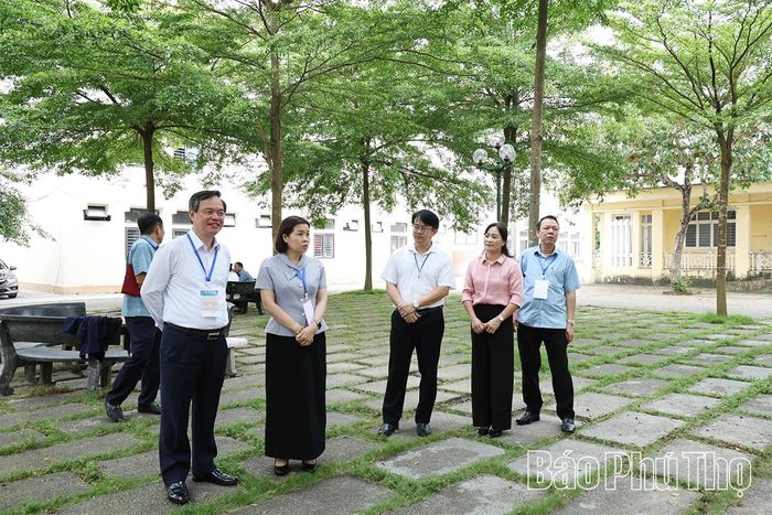 Đoàn công tác kiểm tra hệ thống cơ sở vật chất tại điểm thi Phổ thông Dân tộc nội trú tỉnh.