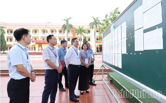 Đoàn công tác kiểm tra sơ đồ phòng thi tại điểm thi THPT Hùng Vương.