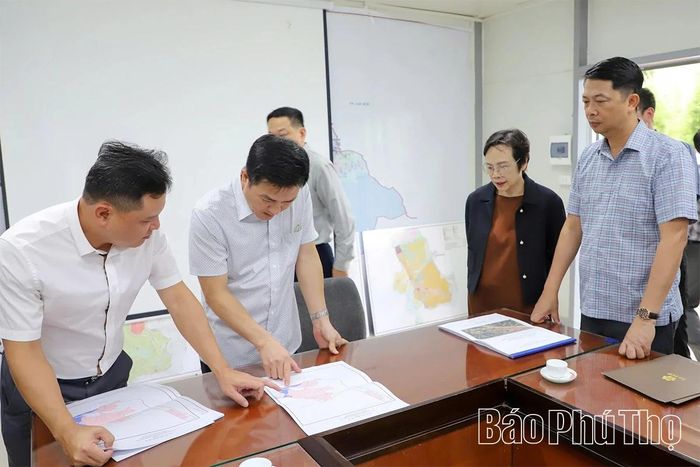 Đồng chí Phó Chủ tịch UBND tỉnh Vũ Việt Văn nghe chủ đầu tư và đại diện lãnh đạo các Sở ngành báo cáo những vấn đề có liên quan.