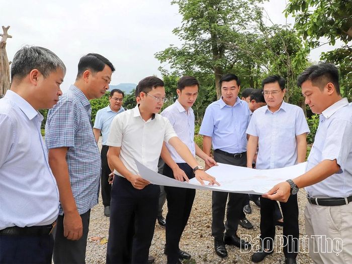 Đồng chí Phó Chủ tịch UBND tỉnh Vũ Việt Văn cùng đoàn công tác kiểm tra thực địa Dự án Khu đô thị sinh thái cao cấp Yên Quang.