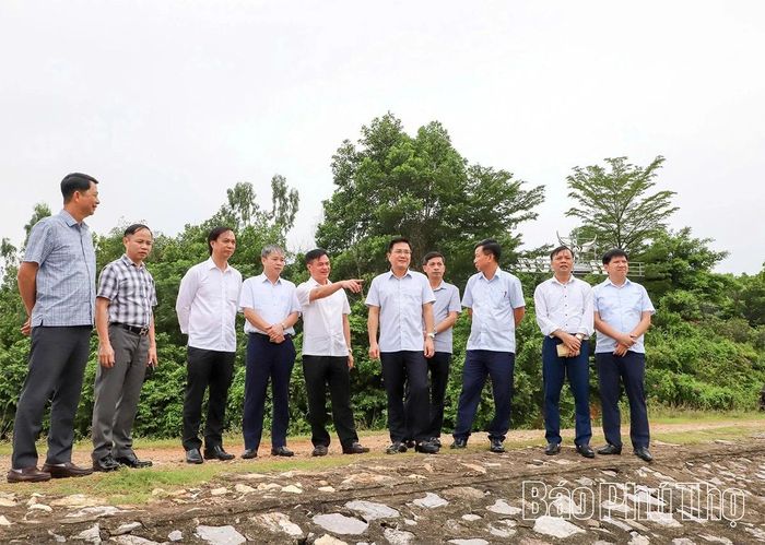 Đoàn công tác kiểm tra thực địa công tác triển khai, thực hiện dự án Khu nhà ở và dịch vụ cộng đồng tại thôn Đầm Bài xã Thịnh Minh.