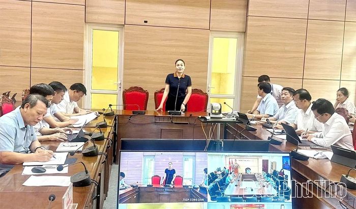 Công dân Bùi Thị Hà, tổ dân phố Gạch, phường Vĩnh Yên phát biểu ý kiến kiến nghị tại hội nghị.