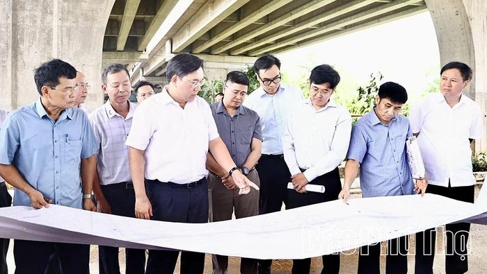Đồng chí Chủ tịch UBND tỉnh nghe Ban Quản lý dự án khu vực Vĩnh Phúc và các đơn vị liên quan báo cáo Dự án đường song song đường sắt Hà Nội - Lào Cai đoạn còn lại đến cầu Hạc Trì.