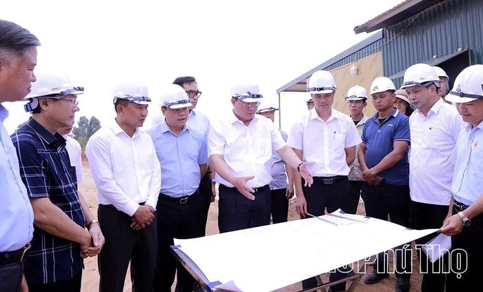 Đồng chí Chủ tịch UBND tỉnh Trần Duy Đông kiểm tra thực địa Dự án nút giao IC2.